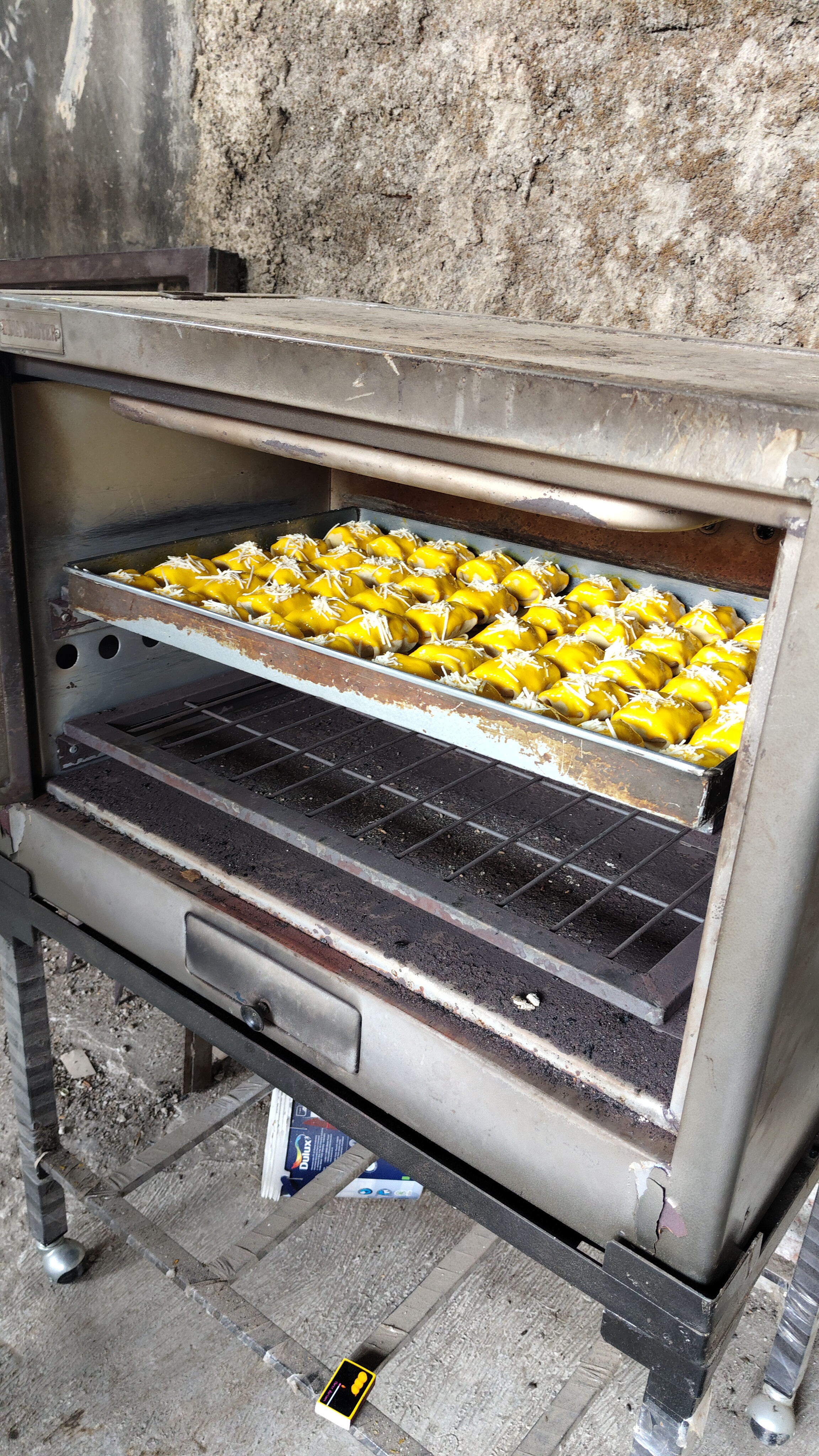 Bolen sedang dipanggang di dalam oven